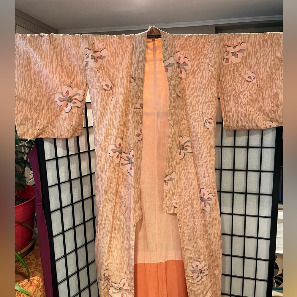 Authentic Vintage Japanese Kimono - Beautiful Peach Silk with Floral Pattern